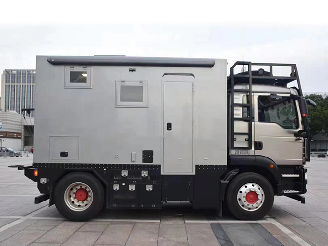 中國重汽汕德卡越野房車